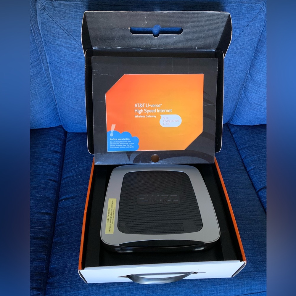 AT&T U-VERSE 2Wire 3600HGV-B 4-Port Wireless Router Modem Kit. It does power on.